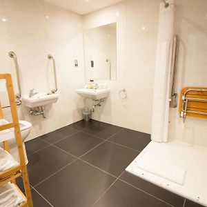Kamer met Rolstoeltoegankelijkheid met een King Size Bed